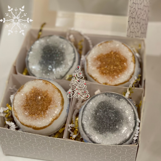 This gift set comes with four beautiful geode bath bombs. The gold geode bath bombs are scented with our most popular fragrance Love Spell and the silver geodes are scented with our second most popular scent, Pineapple Mango.