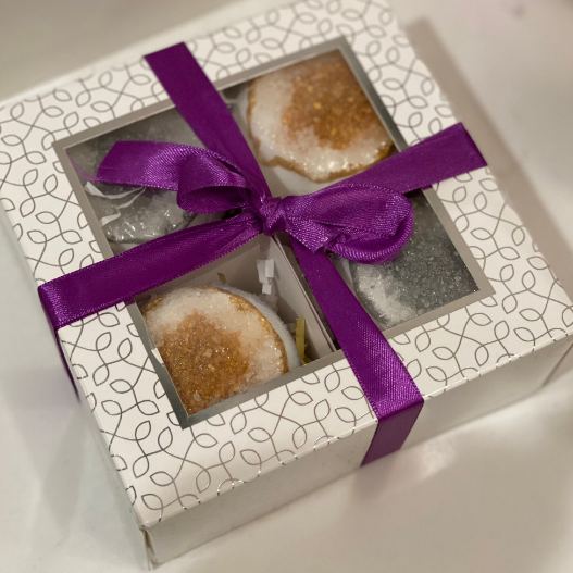 This gift set comes with four beautiful geode bath bombs. The gold geode bath bombs are scented with our most popular fragrance Love Spell and the silver geodes are scented with our second most popular scent, Pineapple Mango.